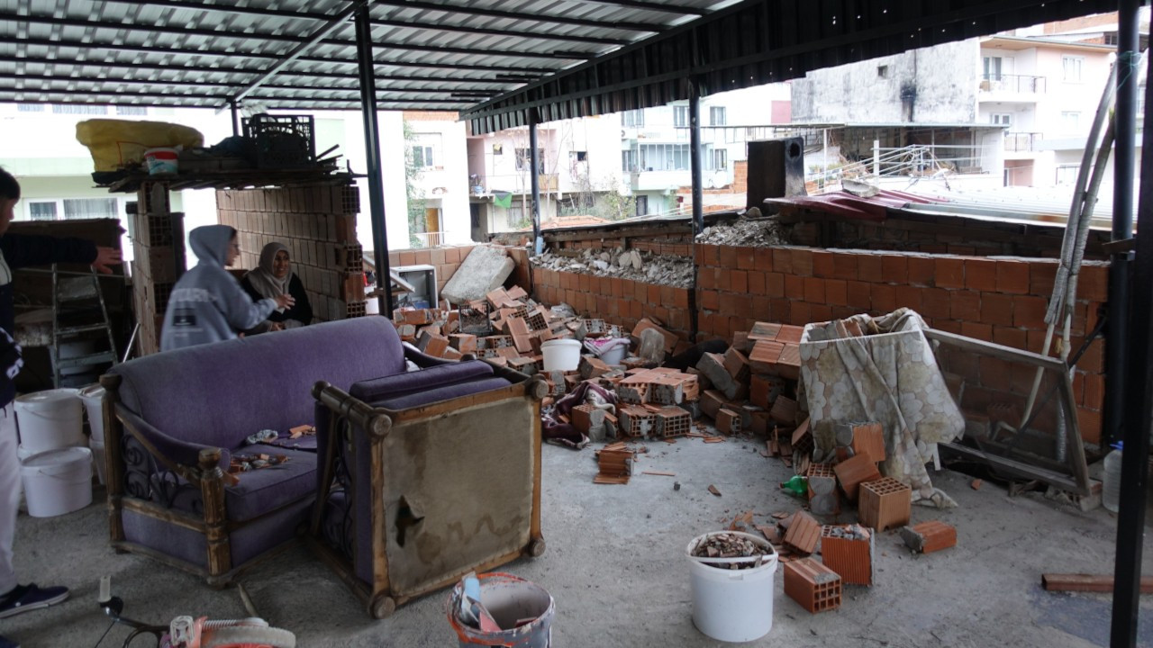 İzmir'de fırtına: Teras duvarı yıkıldı, 3 kişi yaralandı