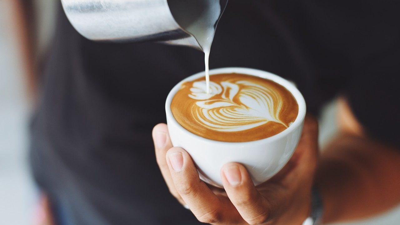 Araştırma: Kahveyi sütlü içmek vücudu olumlu etkiliyor