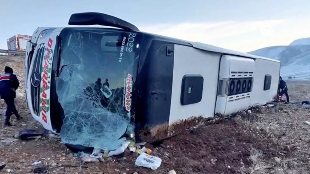 Afyon'da yolcu otobüsü devrildi: 8 ölü, 35 yaralı