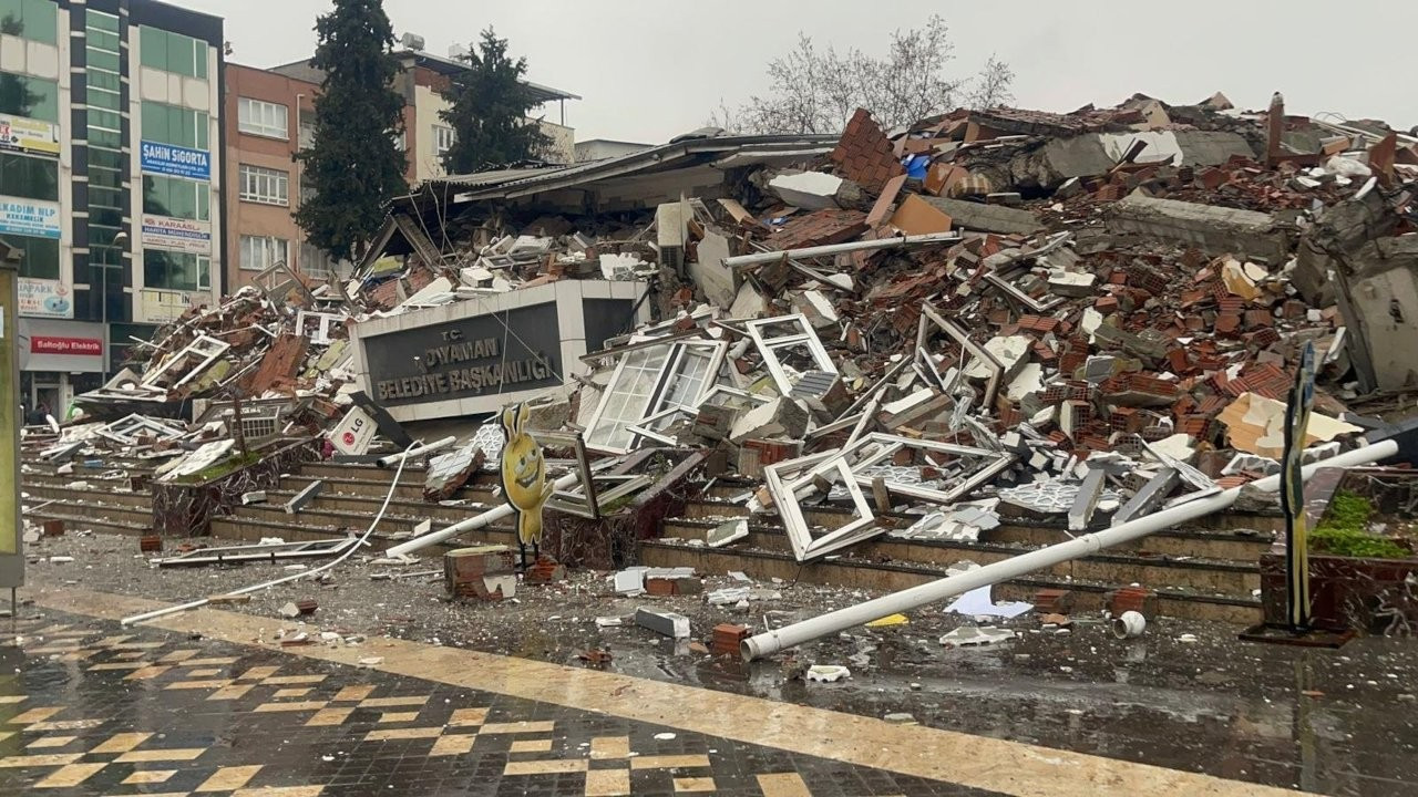 Adıyaman'da Belediye Başkanlığı binası yıkıldı: Kentte 28 ölü var