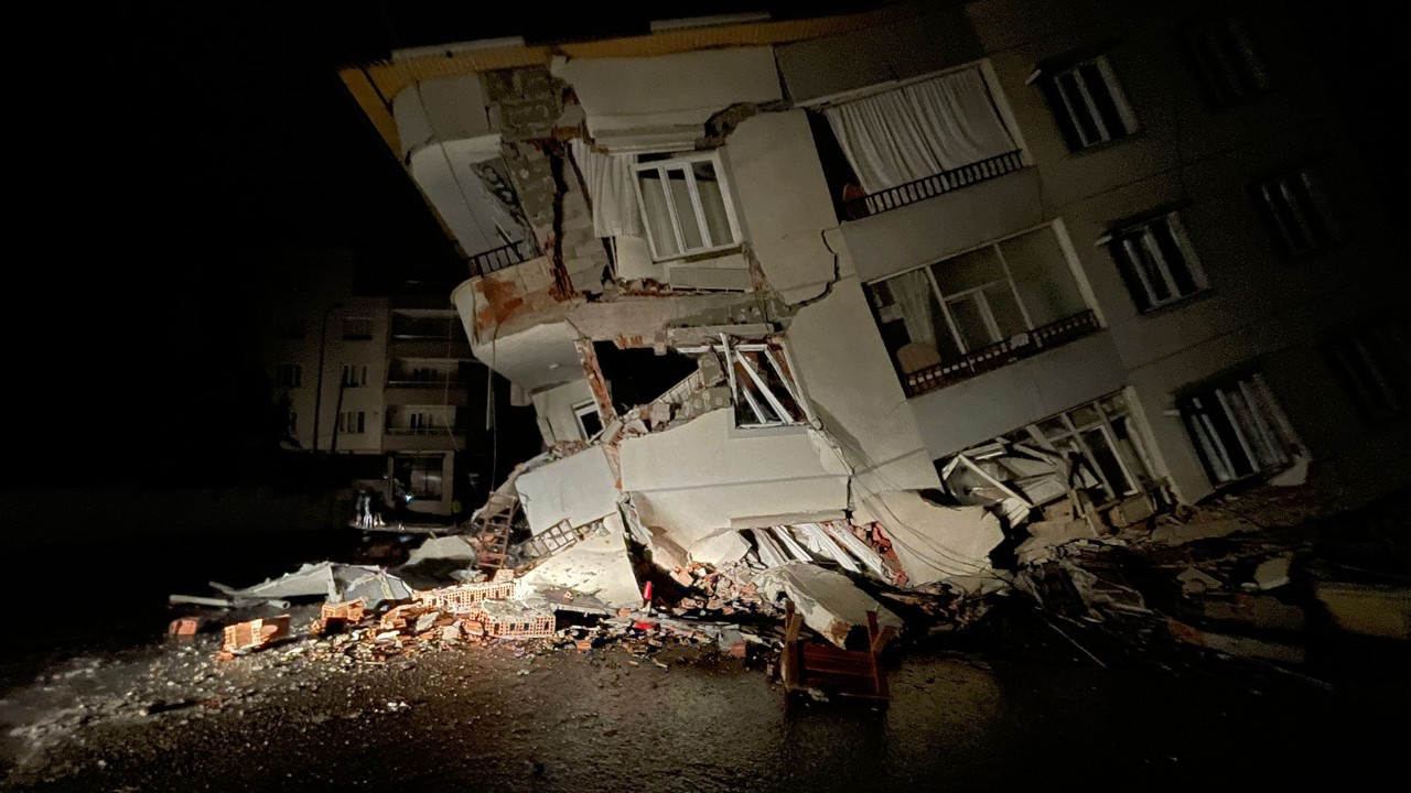 Maraş'ta 7,4 büyüklüğünde deprem: Çok sayıda ilde yıkılan binalar var