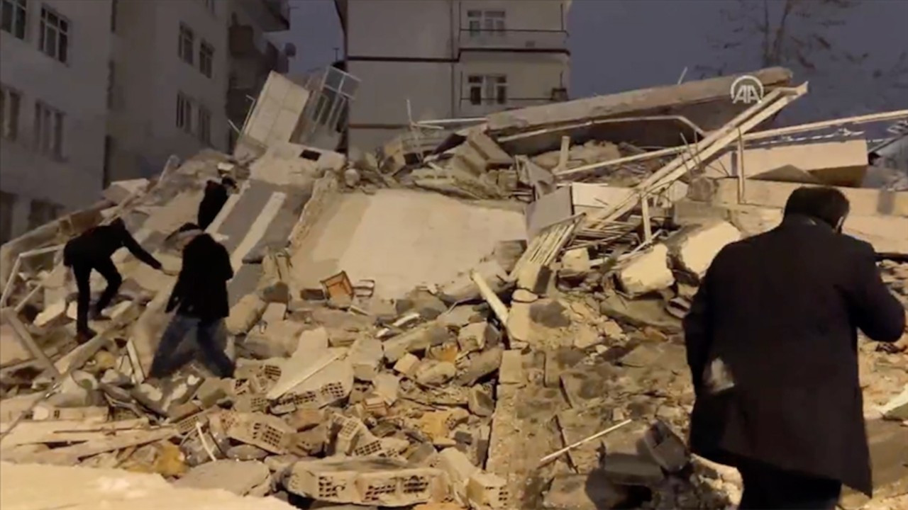 Maraş'ta 7,4 büyüklüğünde deprem: Çok sayıda ilde hissedildi