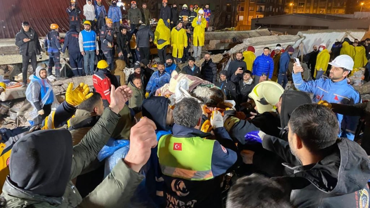 Diyarbakır'da yıkılan binanın enkazından 1'i çocuk 3 kişi kurtarıldı