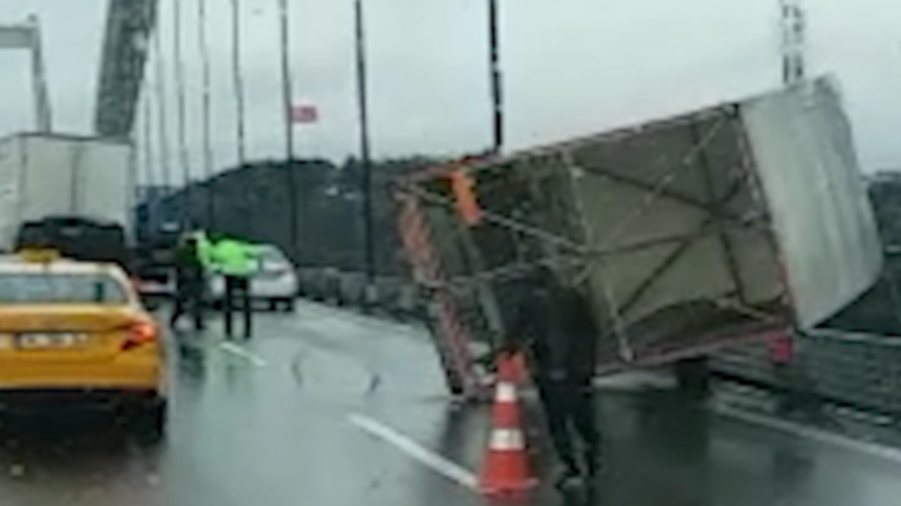 İstanbul'da şiddetli fırtına kamyon devirdi