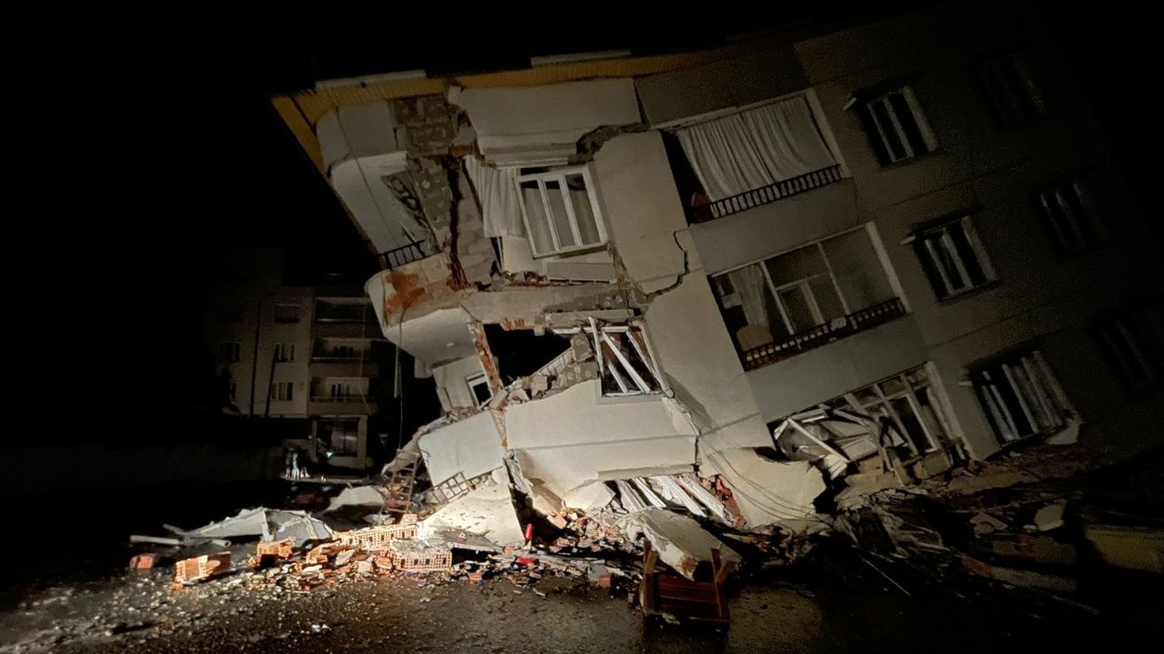 Sanatçılardan 'deprem' mesajları: Geçmiş olsun Türkiye