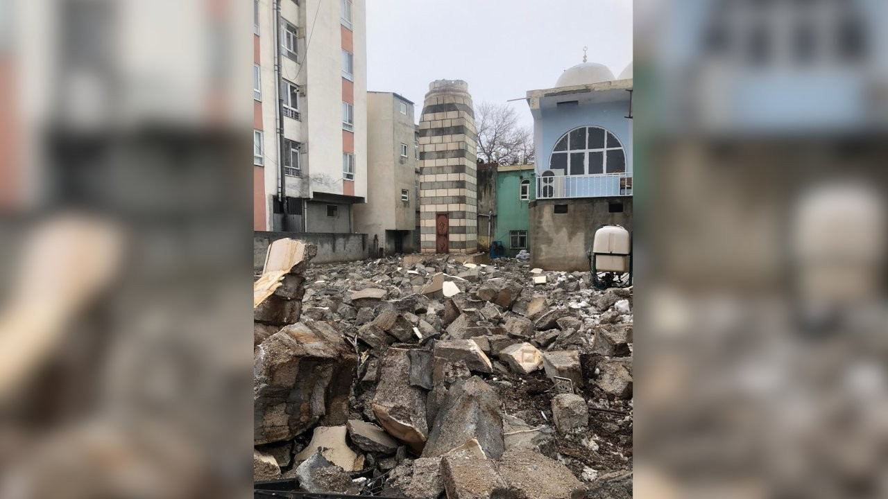 Cami minaresinin parçaları üzerine düşen öğretmen hayatını kaybetti