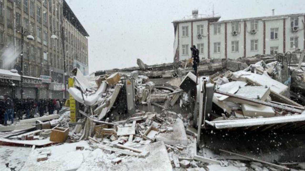 Adıyaman Besni Akınspor tesisleri çöktü, futbolcular altında kaldı
