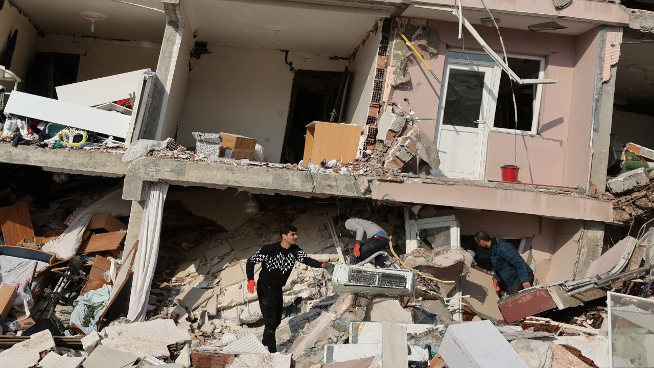İzmir'den deprem bölgesine insani yardım malzemesi gönderiliyor