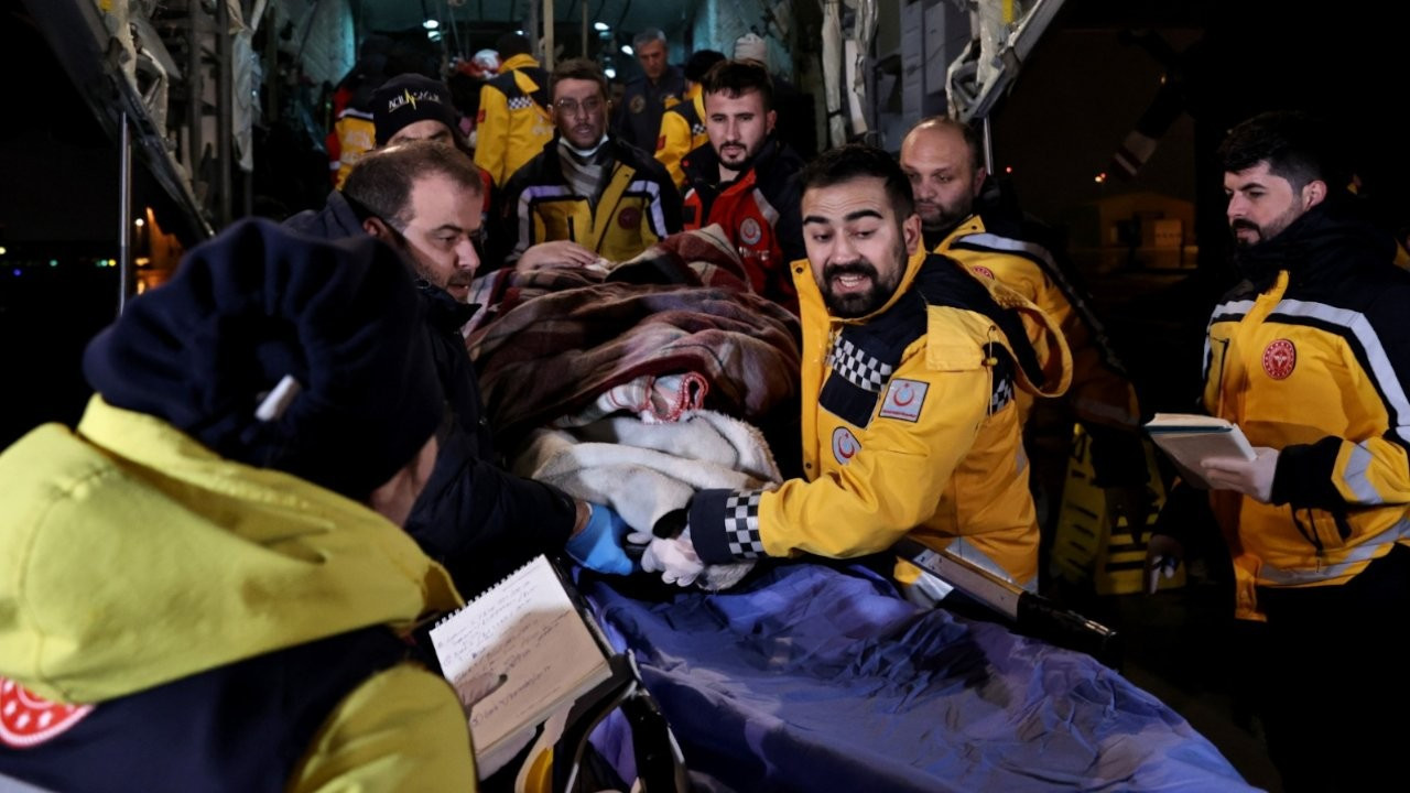 Deprem bölgesinden getirilen yaralılar İstanbul'a sevk edildi