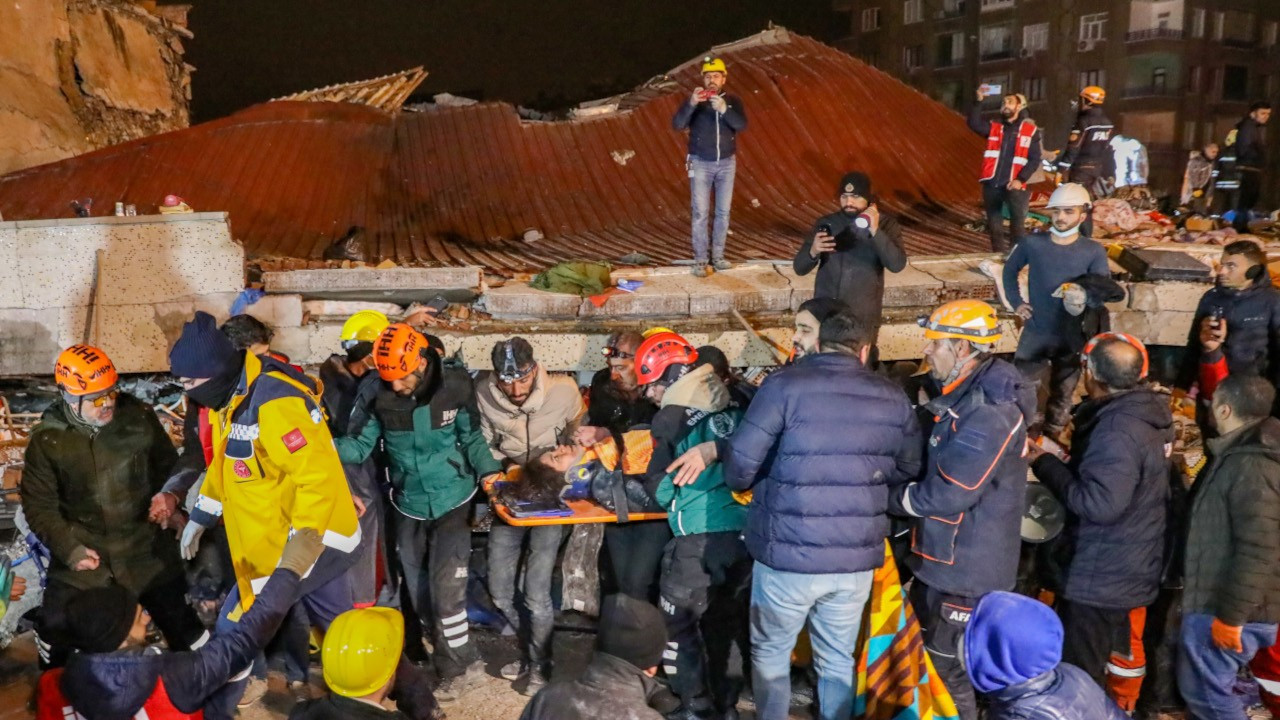 Depremden 22 saat sonra 3 kişi daha enkazdan sağ kurtarıldı