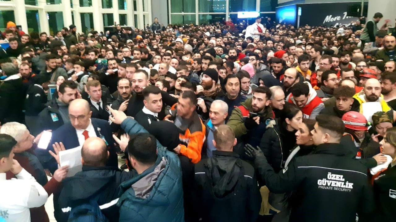 Binlerce yardım gönüllüsü İstanbul Havalimanı'na akın etti 