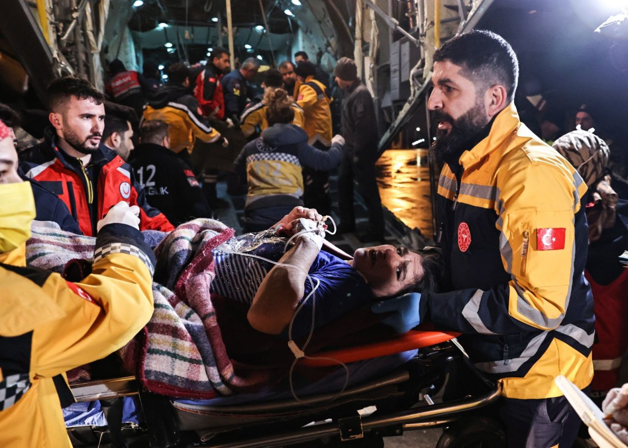 Deprem bölgesinden getirilen yaralılar İstanbul'a sevk edildi - Sayfa 1