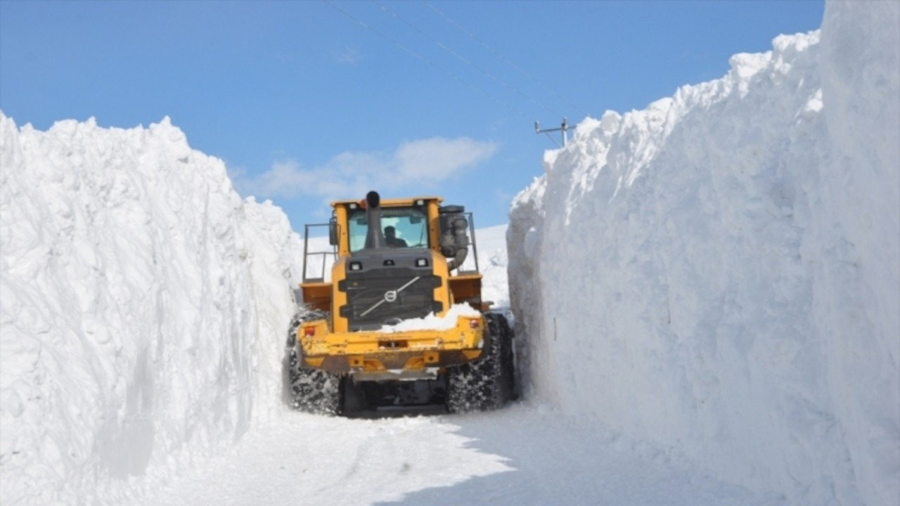 Bitlis'te kar yağışı nedeniyle 251 köy yolu kapalı