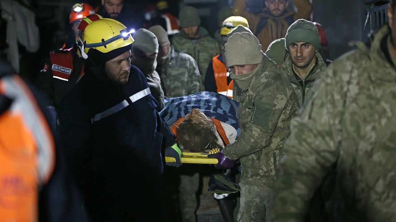 Hatay'da enkaz altında kalan 2 kişi 48 saat sonra kurtarıldı