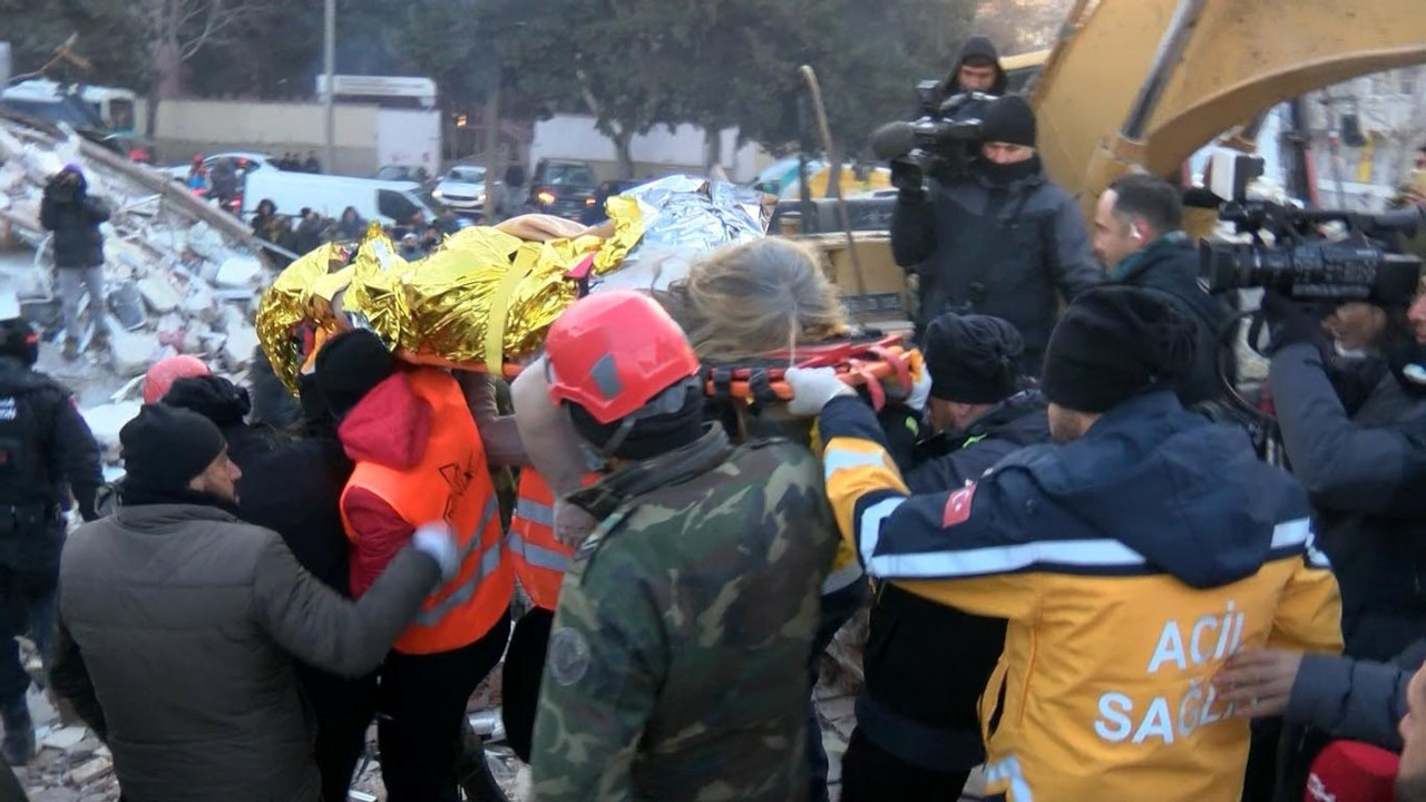 Maraş'ta enkaz altında kalan kadın 52 saat sonra kurtarıldı