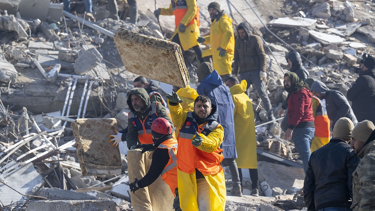 Deprem yardımlarını çaldığı iddia edilen belediye çalışanları açığa alındı
