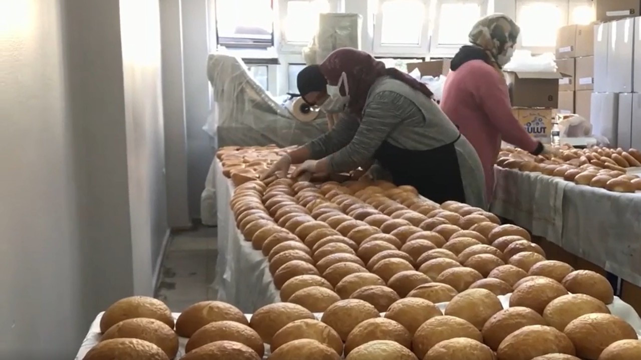 Trabzon’da deprem bölgesi için günde 15 bin ekmek üretiliyor