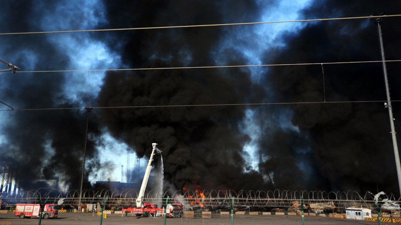 İskenderun Limanı'nda deprem sonrası çıkan yangına müdahale sürüyor