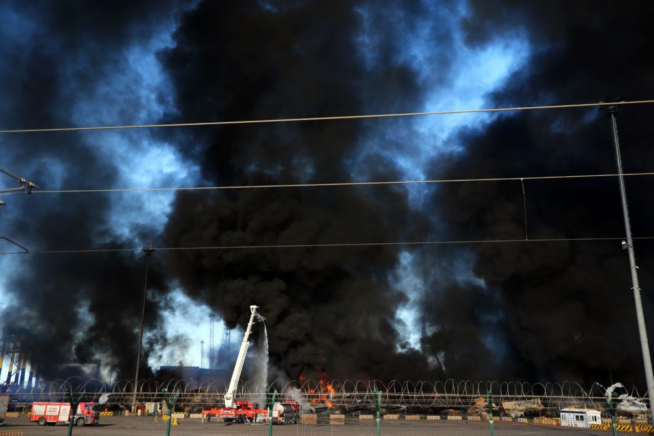 İskenderun Limanı'nda deprem sonrası çıkan yangına müdahale sürüyor - Sayfa 4
