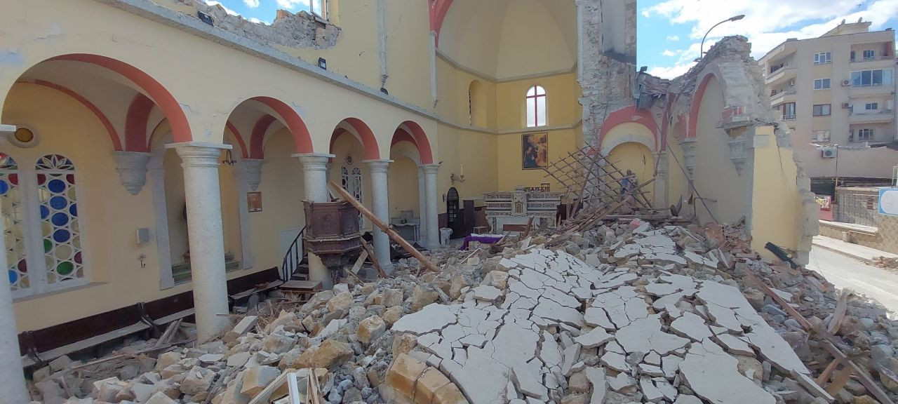 İskenderun Latin Katolik Kilisesi depremde hasar gördü - Sayfa 1