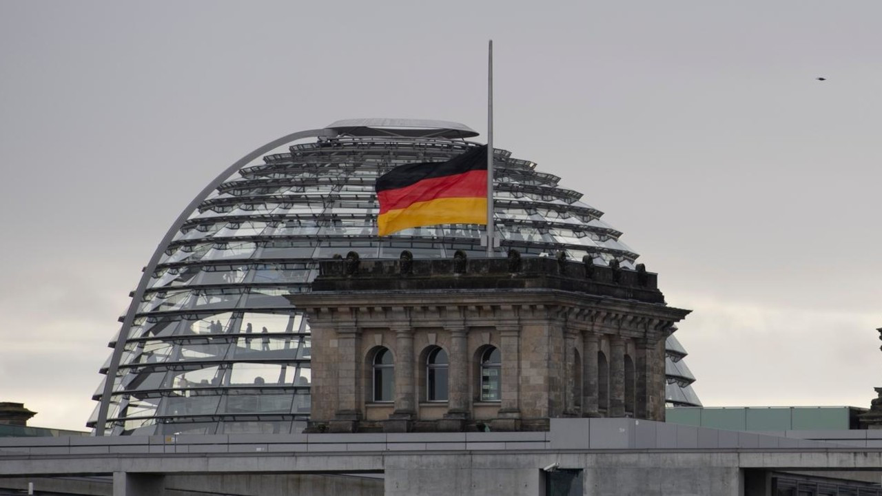 Berlin ve Bonn'da Türkiye'deki deprem nedeniyle bayraklar yarıya indirilecek