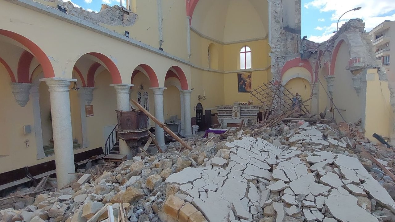 İskenderun Latin Katolik Kilisesi depremde hasar gördü