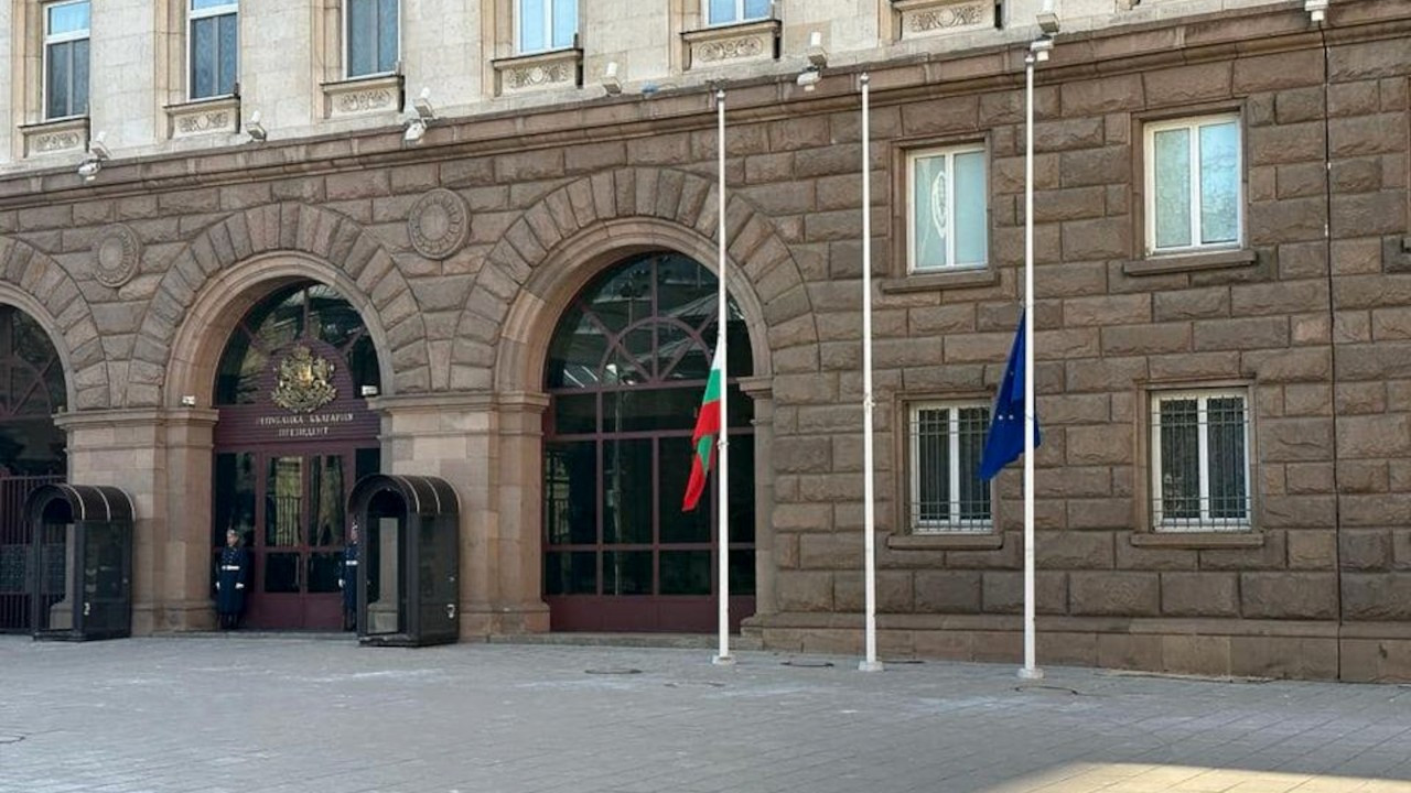Bulgaristan'da bayraklar yarıya indirildi