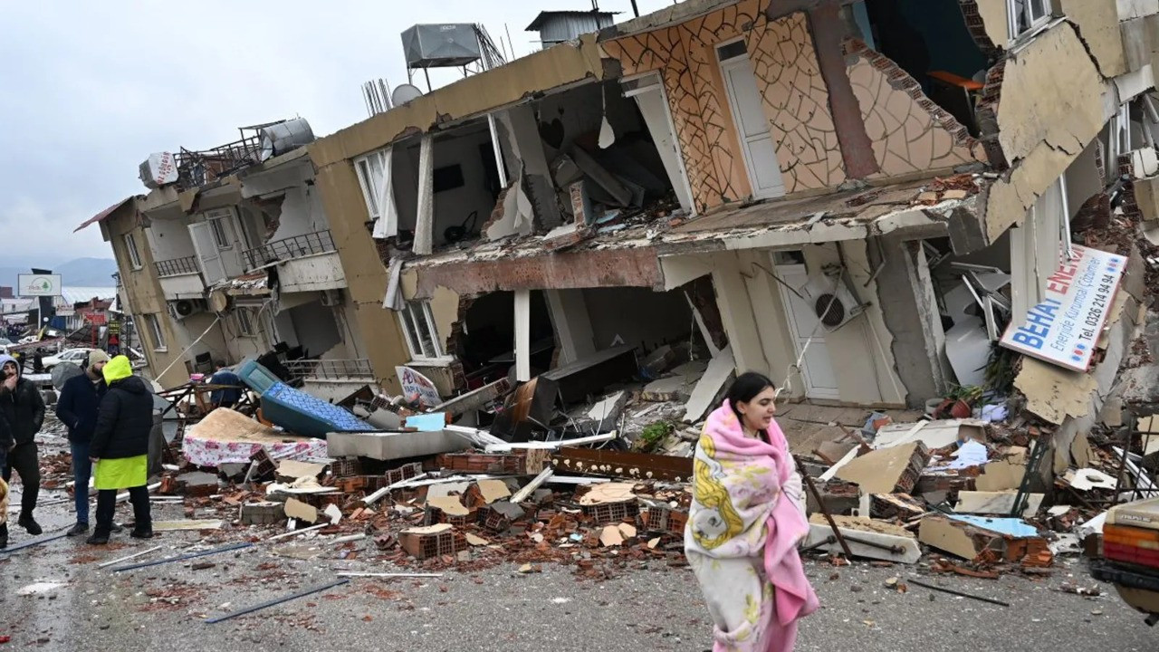 Urfa'da depremde yıkılan binalarla ilgili 8 kişi yakalandı