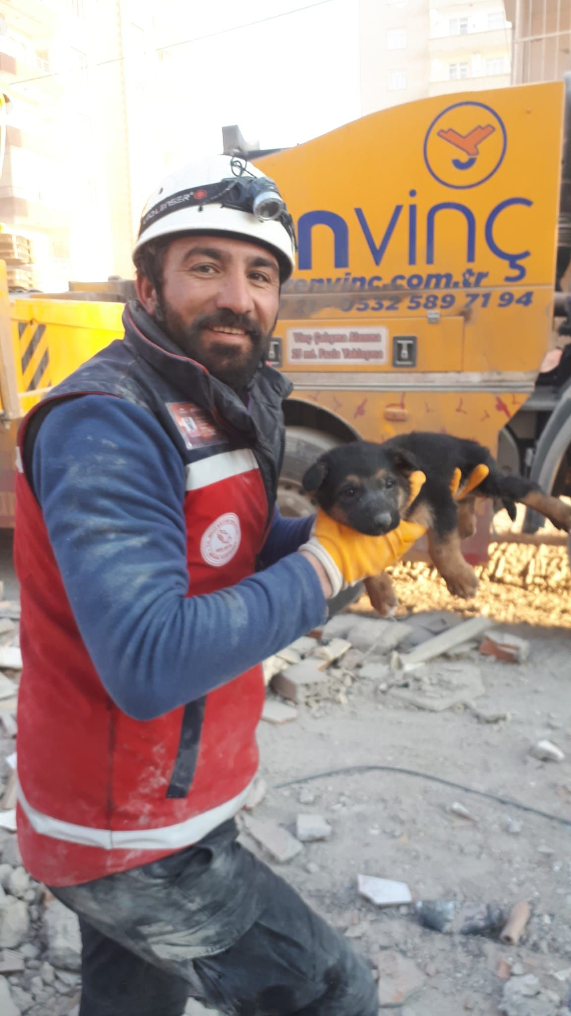 Diyarbakır'da enkazdan saatler sonra anne köpek ve 2 yavrusu kurtarıldı - Sayfa 3