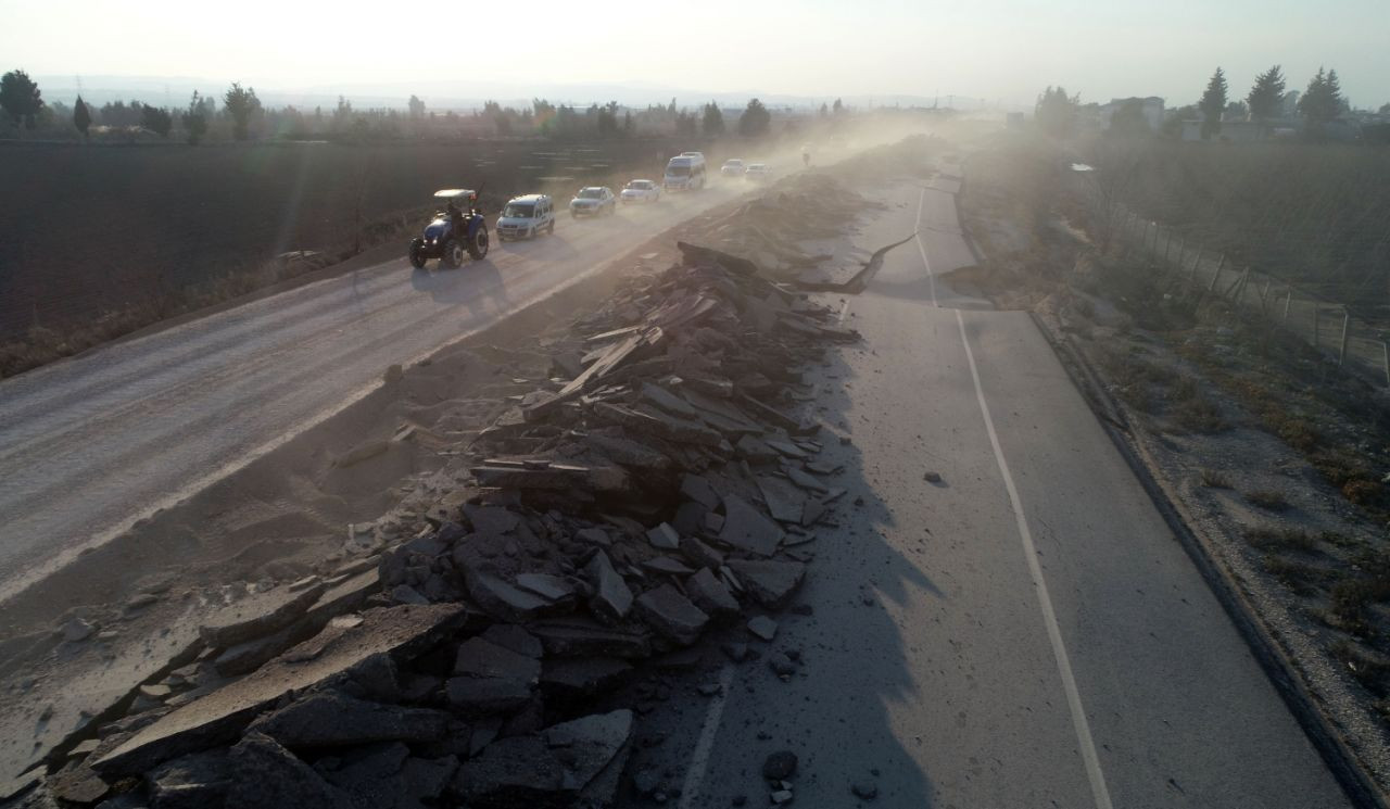 Deprem, Antakya Demirözü Karayolu'nu yardı - Sayfa 1