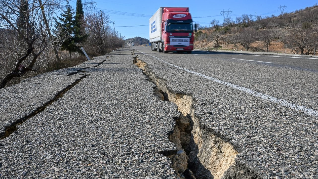 Adıyaman'da depremde kara yollarında oluşan yarıklar görüntülendi