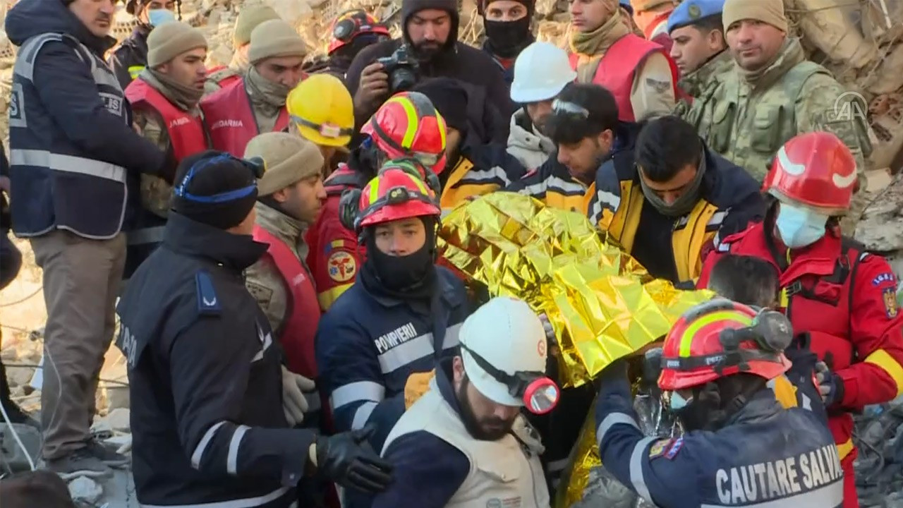 Mustafa Sarıgül isimli depremzede 7'nci günde enkazdan canlı çıkarıldı