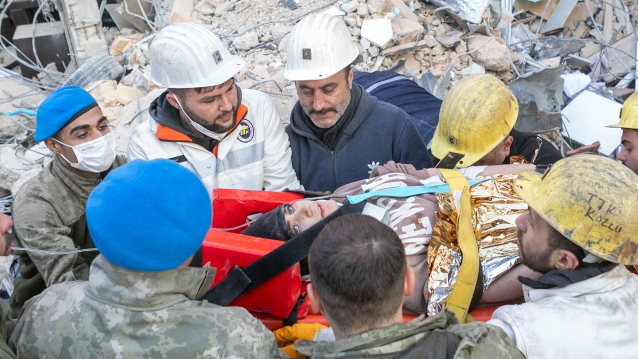 Madenciler, Asyanur'u 159 saat sonra enkazdan kurtardı 