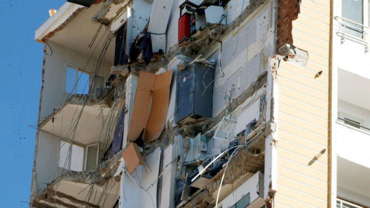 Depremde yarısı yıkılan binanın 11'inci katında buzdolabı asılı kaldı