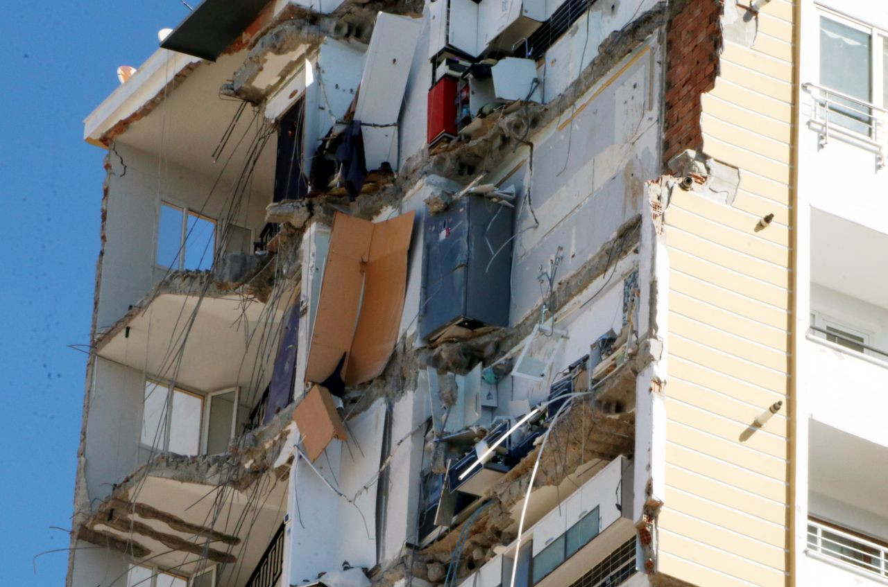 Depremde yarısı yıkılan binanın 11'inci katında buzdolabı asılı kaldı - Sayfa 2