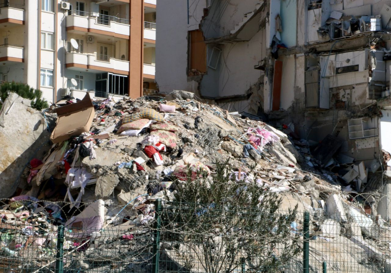 Depremde yarısı yıkılan binanın 11'inci katında buzdolabı asılı kaldı - Sayfa 5