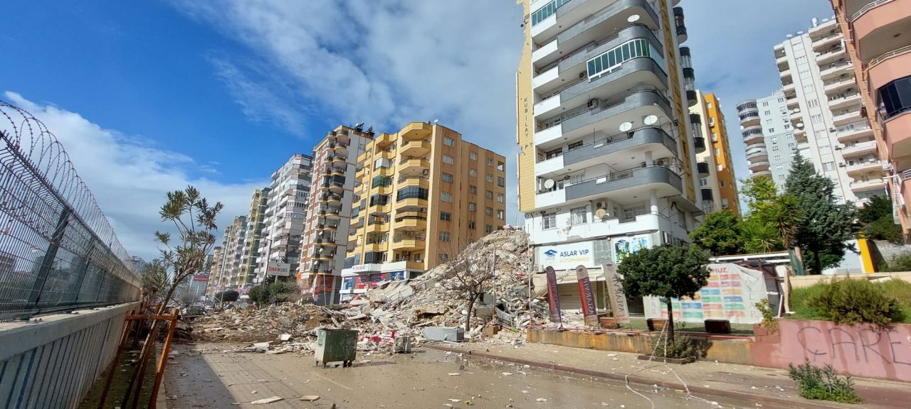 Depremde yarısı yıkılan binanın 11'inci katında buzdolabı asılı kaldı - Sayfa 6