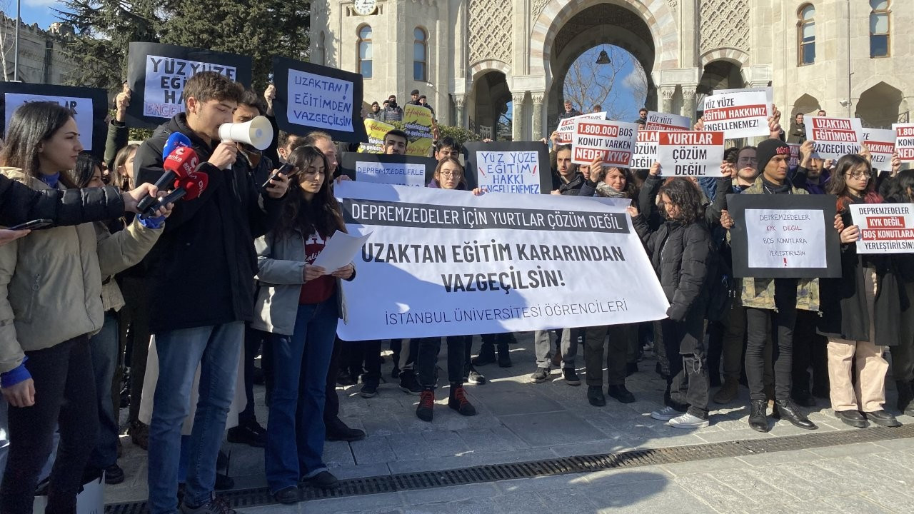 İstanbul Üniversitesi öğrencilerinden uzaktan eğitim protestosu
