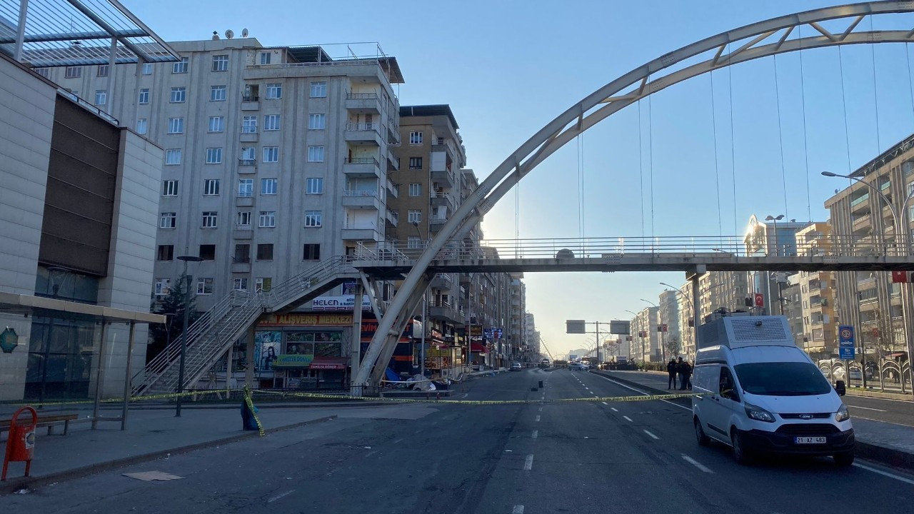 Çökme tehlikesi olan bina nedeniyle Diyarbakır-Urfa yolu kapatıldı