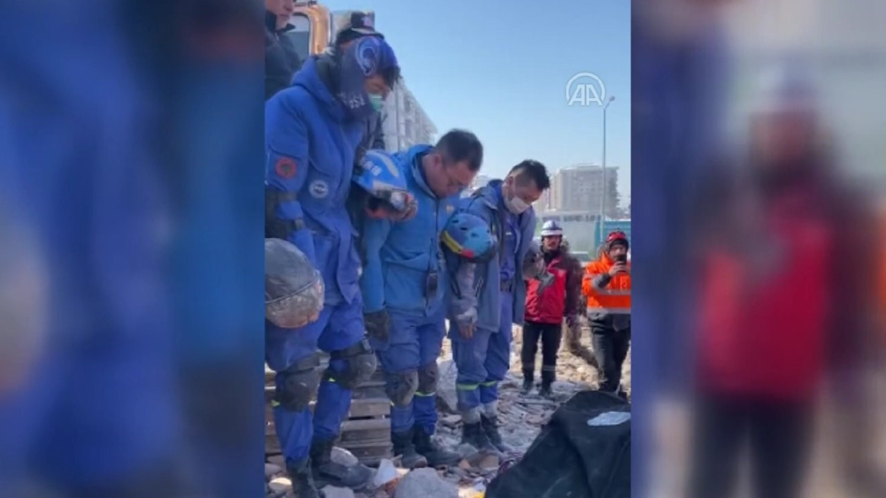 Çinli yardım ekibi, enkazdan çıkarılan cenazeleri törenle uğurluyor