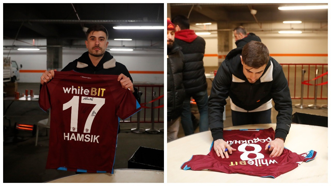 Trabzonsporlu Dorukhan Toköz, imzalı formasını Nef Stadyumu'ndaki yardım merkezine hediye etti