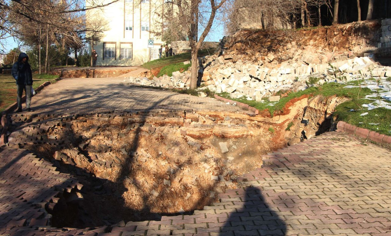 Antep'te depremin etkisi ile 3 büyük çukur oluştu - Sayfa 3