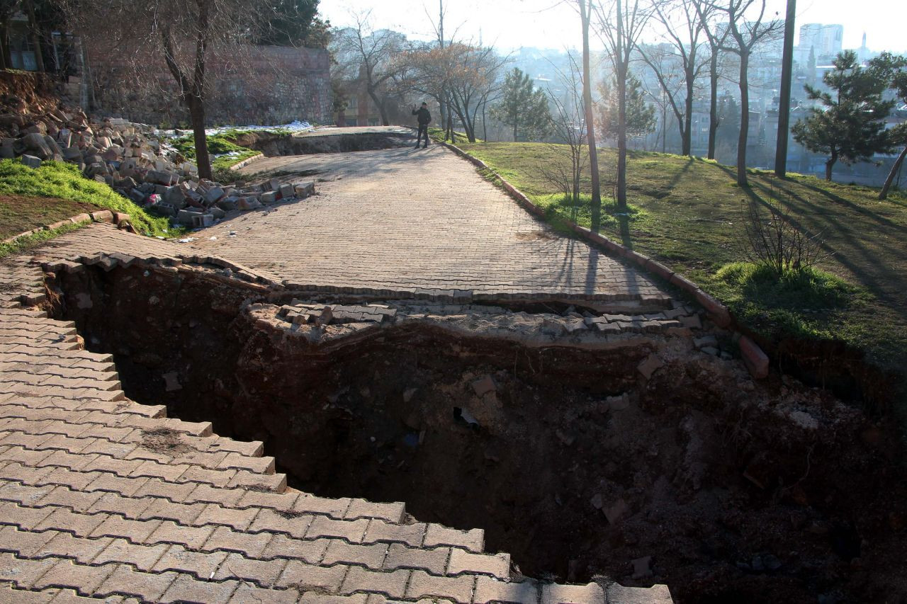 Antep'te depremin etkisi ile 3 büyük çukur oluştu - Sayfa 2