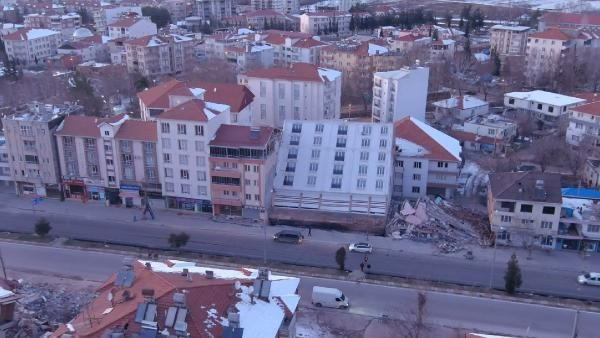 Adıyaman'da 5 katlı bina geriye yattı, camları bile çatlamadı - Sayfa 2