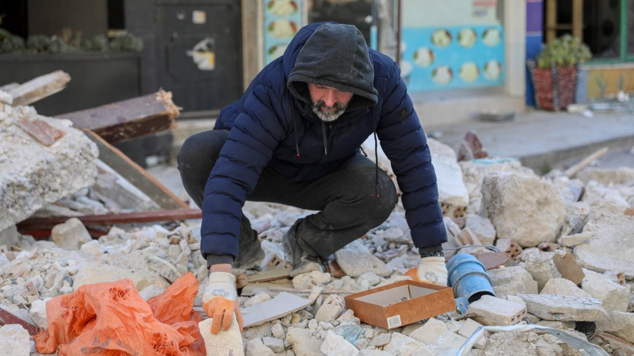Depremde yıkılan iş yerinin enkazında gümüş takılarını arıyor