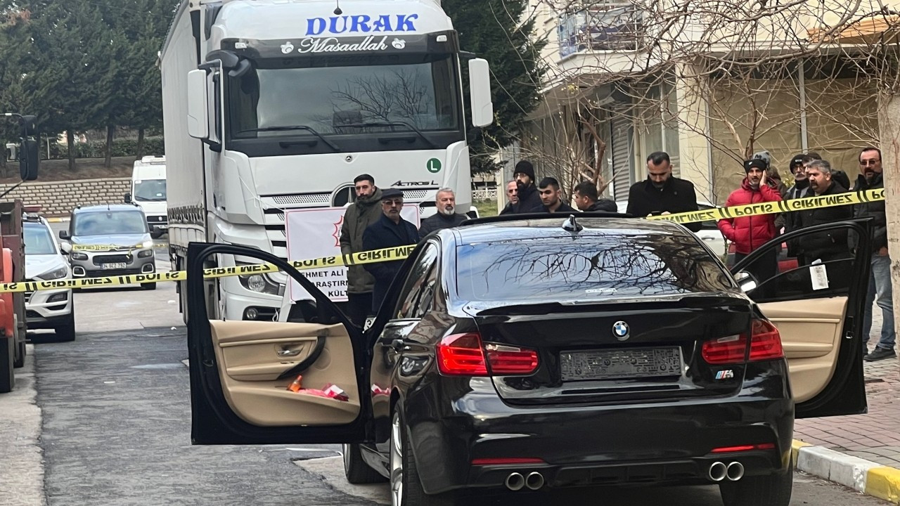 Pendik'te Şahkulu Sultan Vakfı şubesi önünde silahlı saldırı: 1 yaralı