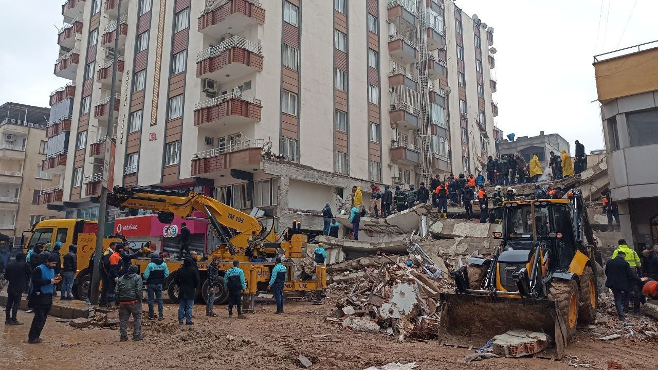 Nizip'te yıkılan binanın altındaki iş yerinin sahipleri gözaltına alındı