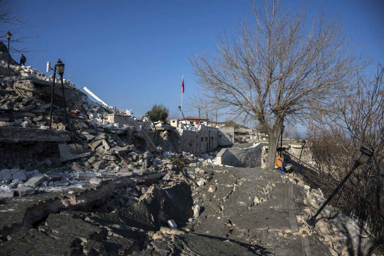 Darb-ı Sak Kalesi ve Bayezid-i Bistami Türbesi de depremde zarar gördü - Sayfa 1