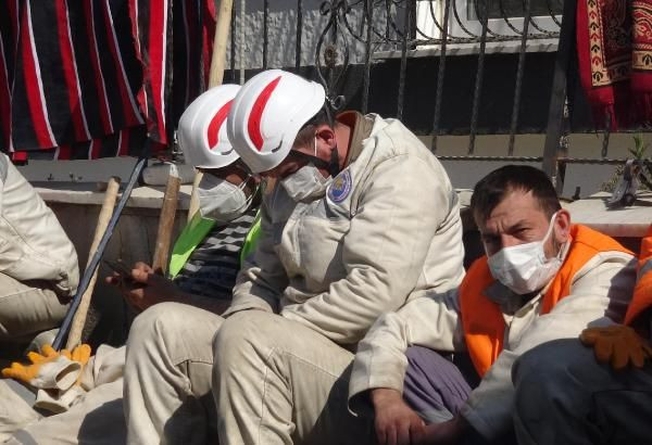 Deprem bölgesinde hayat kurtaran madenciler yorgunluktan ayakta uyuyor - Sayfa 4