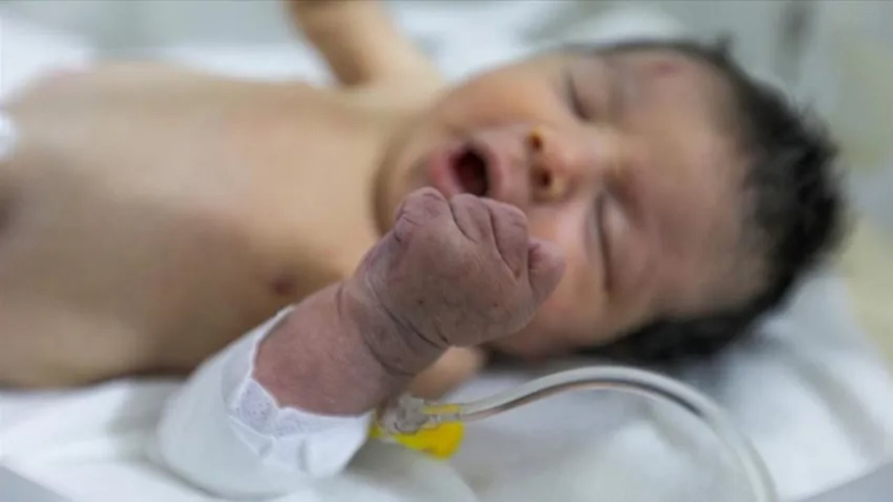 Enkaz altında doğan bebek, kaçırılma tehlikesine karşı güvenli bir yere yerleştirildi